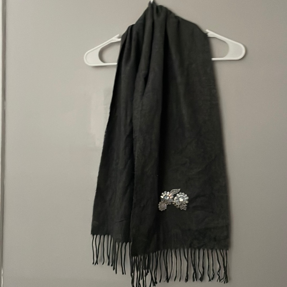 V. Fraas Cashmink gray soft scarf with appliqué. Made in Germany. EUC. Acrylic